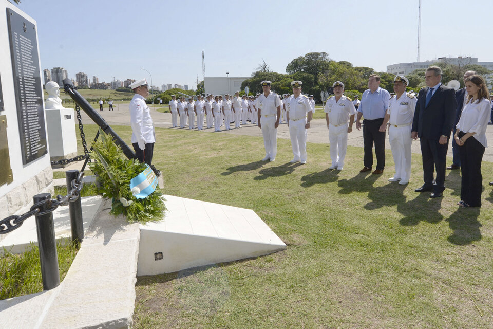 Rossi hizo un homenaje a los 44 tripulantes en la Base Naval marplatense. (Fuente: NA)