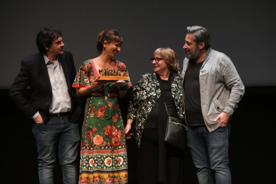 Petra Costa en la ceremonia de premiación de Caras y Caretas, junto a Felipe Pigna, María Seoane y Víctor Santa María.  (Fuente: Rocío González)