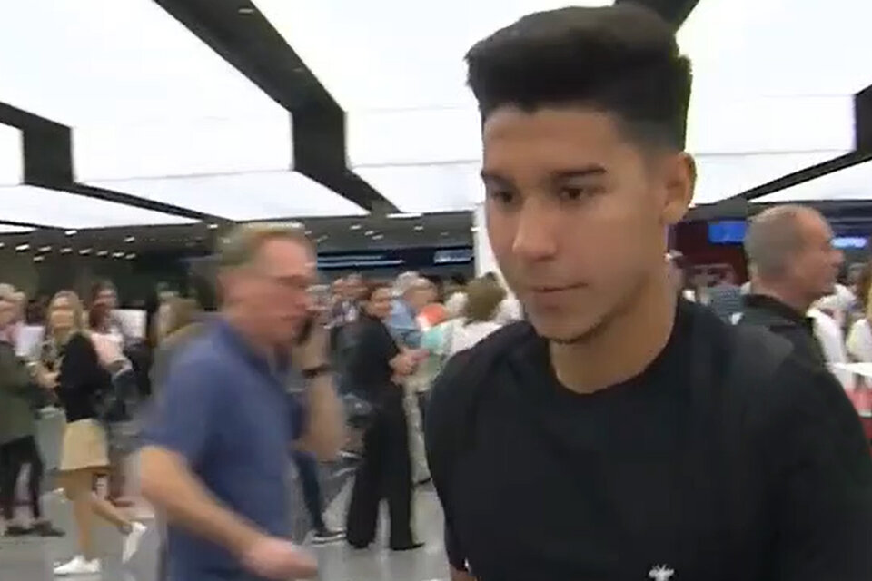 Pol Fernández arriba al Aeropuerto de Ezeiza para sumarse a Boca Juniors. (Fuente: Imagen TV)