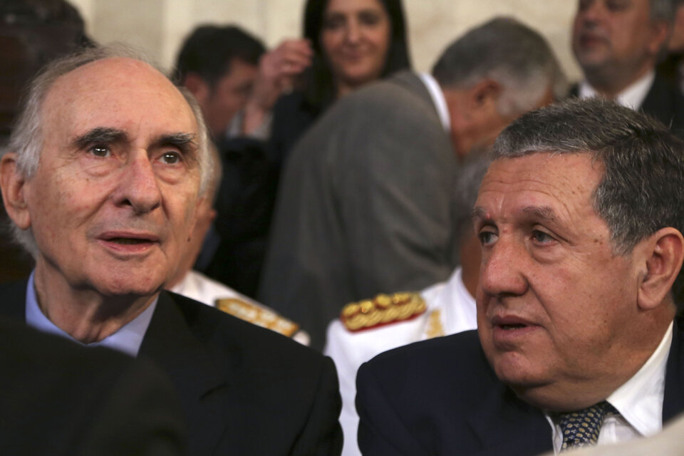 Fernando De la Rúa y Ramón Puerta, durante la asunción de Mauricio Macri en 2015.