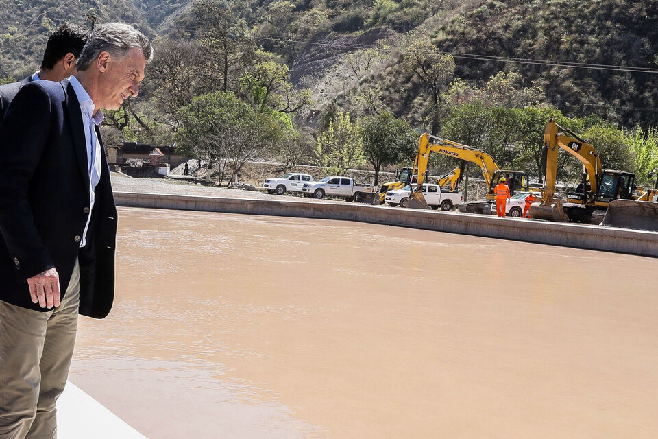 Macri en el Río Toro, unica obra hídrica que pudo inaugurar en Salta