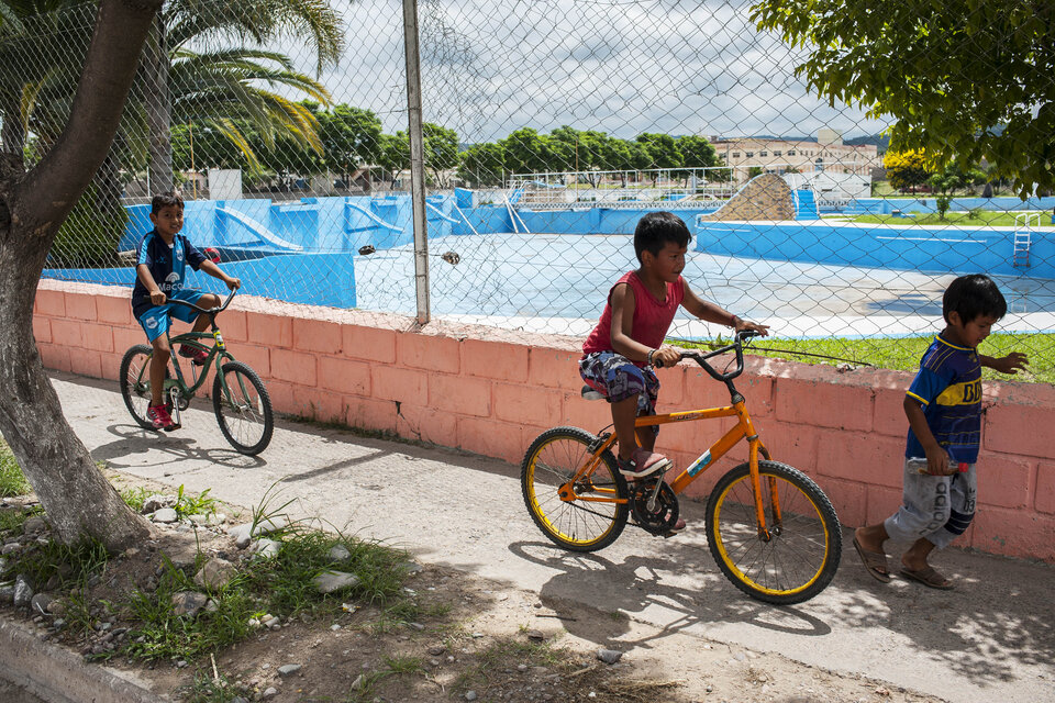 Las piletas vacías obligan a los chicos a entretenerse en bicicleta en pleno verano (Fuente: Adrián Pérez)