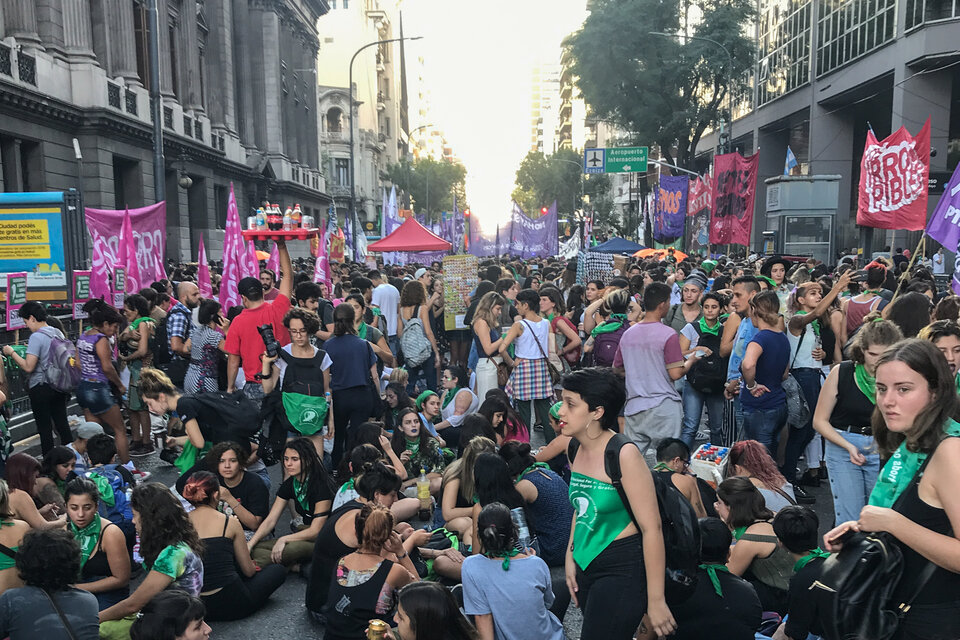 Las mujeres tomaron las calles para pedir aborto legal y seguro, y para denunciar la represión y el ajuste macristas. (Fuente: Cecilia Salas)