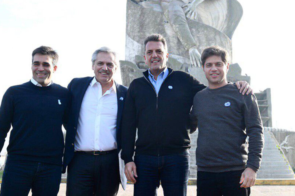 Facundo López, Alberto Fernández, Sergio Massa y Áxel Kicillof en el monumento a la Gesta de Malvinas de Necochea. (Fuente: Télam)
