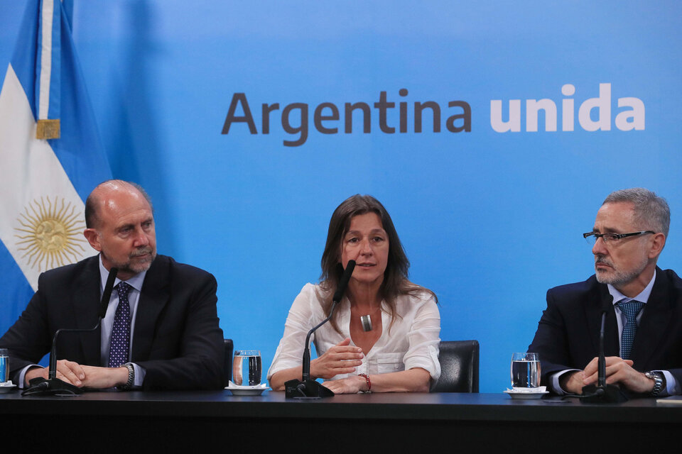 El gobernador Omar Perotti junto a la ministra de Seguridad nacional, Sabina Frederic, y su par santafesino Marcelo Sain. (Fuente: Télam)