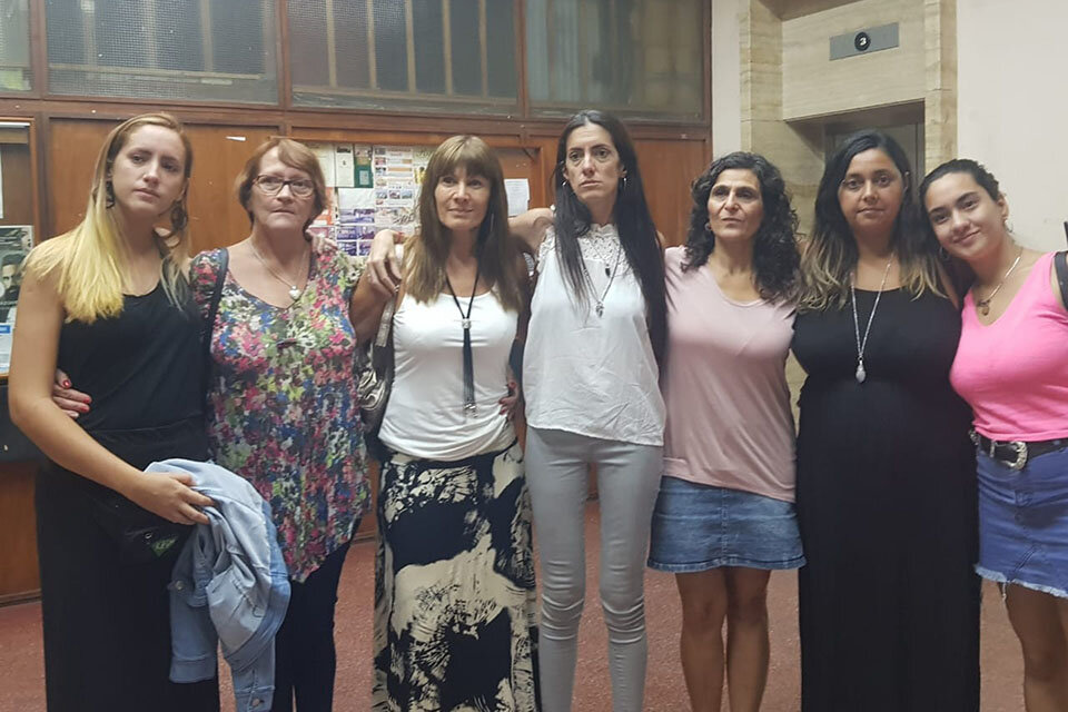 Concejalas y mujeres de organizaciones acompañaron a Gimena y a su familia.