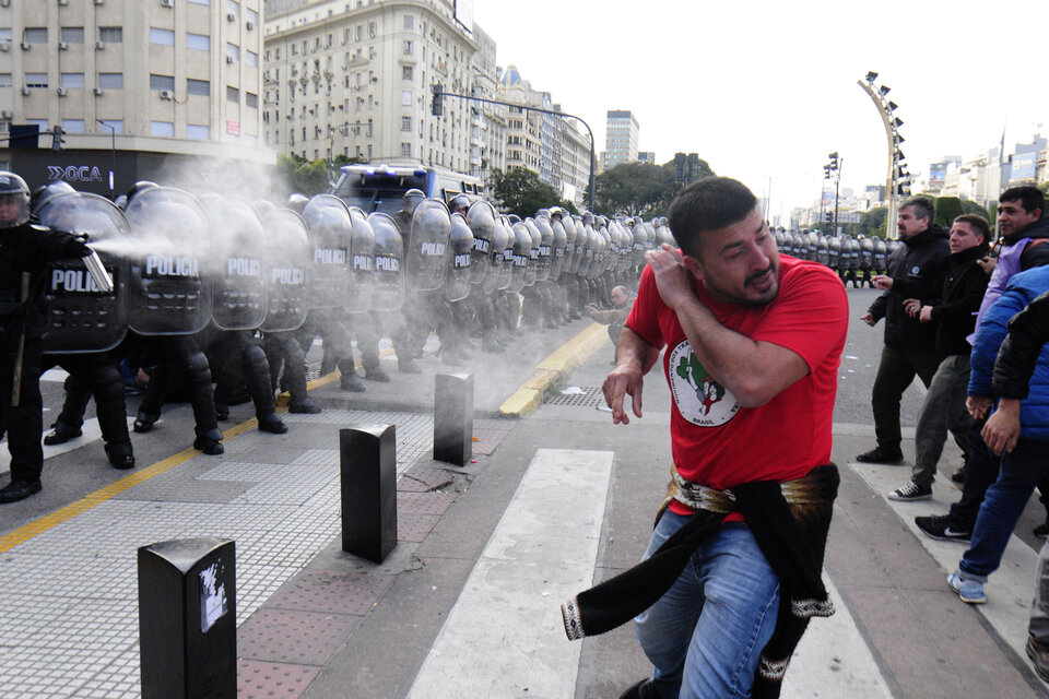 La Policía reprimió con gases lacrimógenos a los manifestantes que intentaban instalar carpas. (Fuente: Alejandro Leiva)