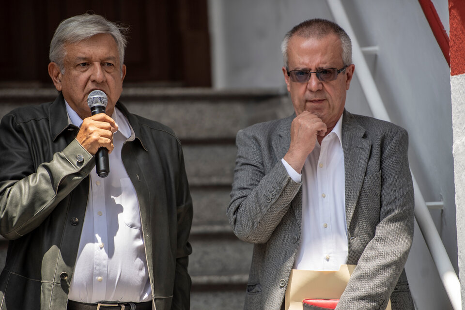 López Obrador habla junto a su entonces colaborador cercano Urzúa en julio del año pasado. (Fuente: AFP)