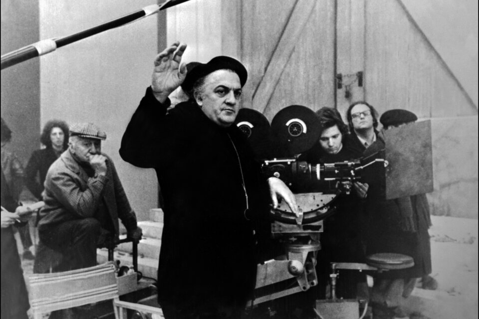 Fellini en Roma durante la filmación de Amarcord.  (Fuente: Télam)