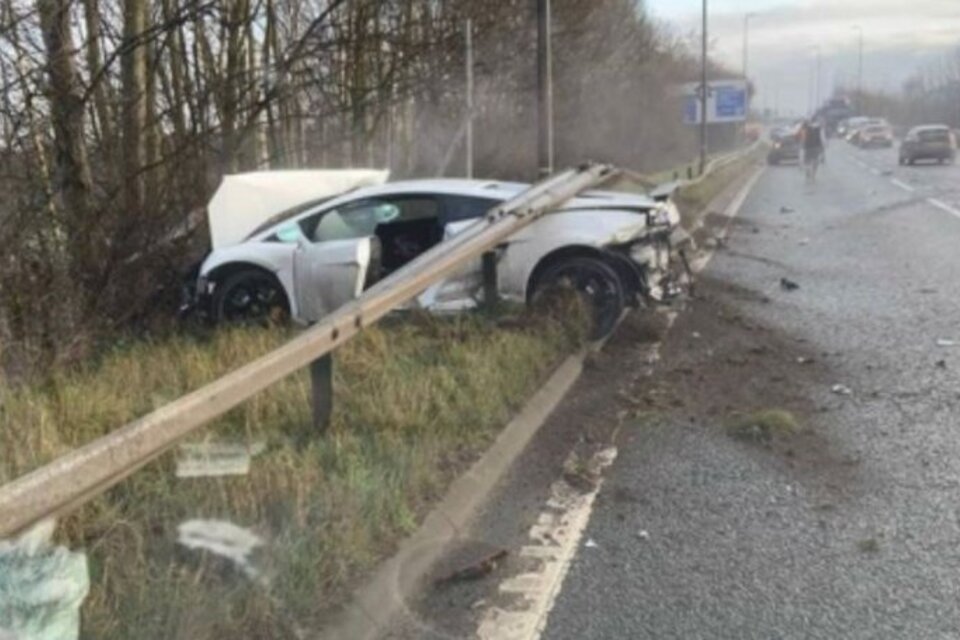 En el accidente, ocurrido cerca del campo de entrenamiento del Manchester United, el Lamborghini de Romero quedó prácticamente destruido.