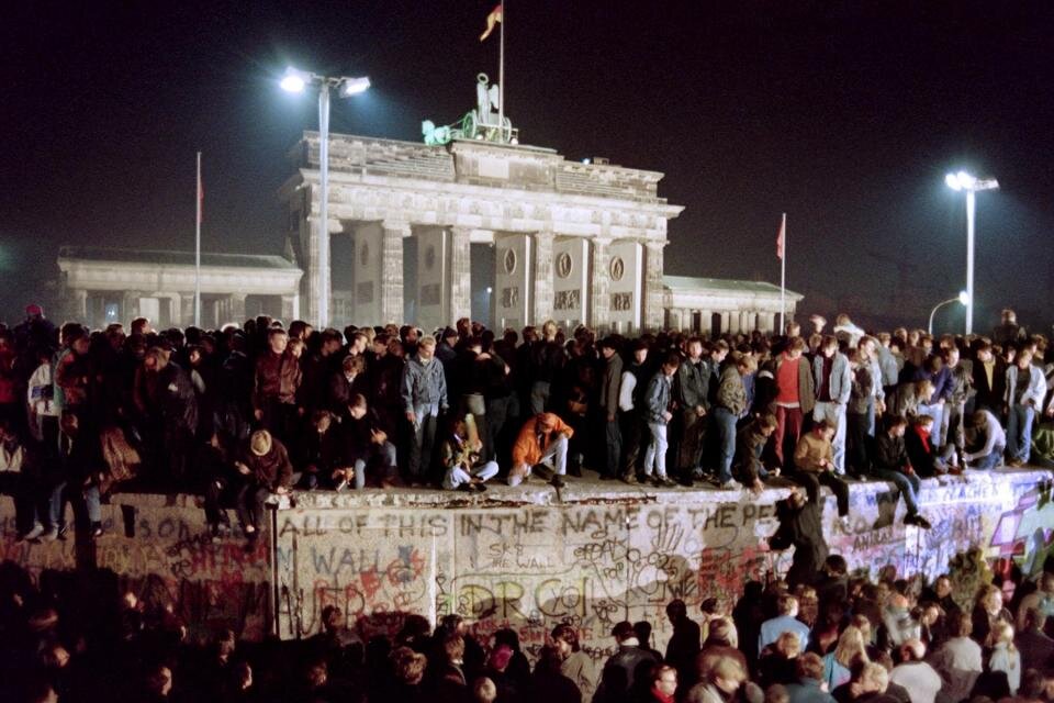 Desde la caída del Muro de Berlín, el capitalismo global fue "promoviendo una narrativa cada vez más restringida de derechos humanos", sostiene De Sousa Santos.