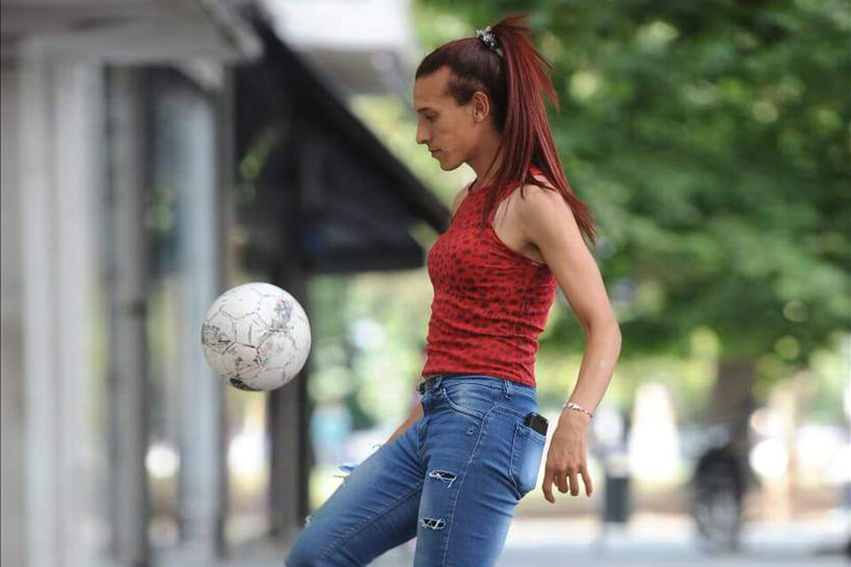 Mara Gómez, con la pelota en las calles de La Plata. (Fuente: Enrique García Medina)