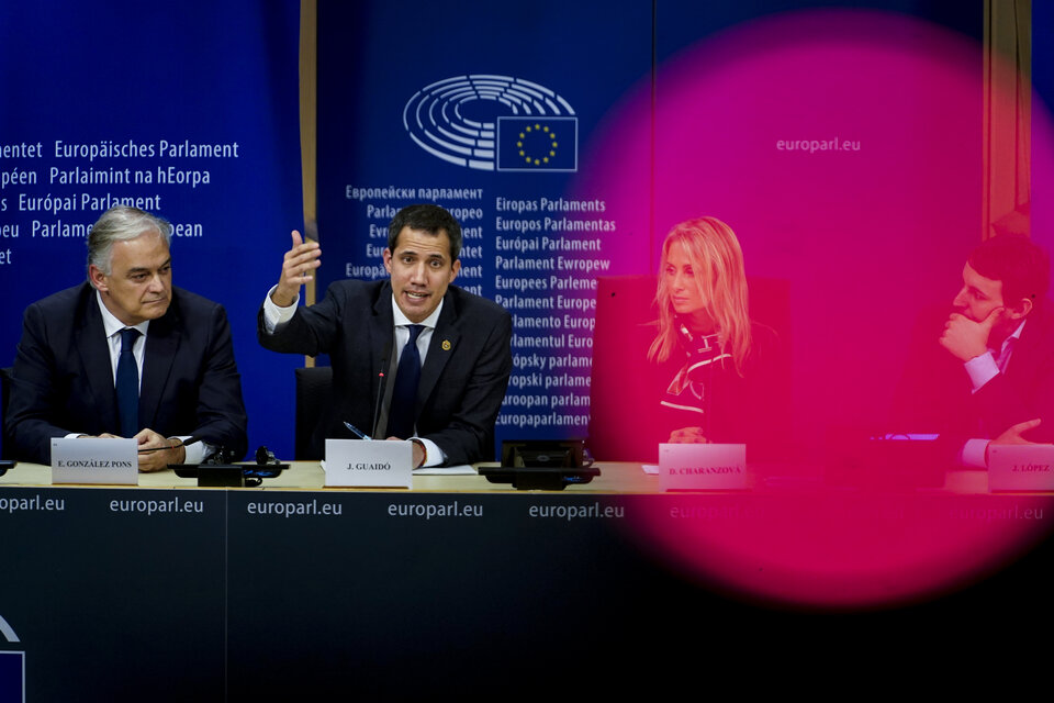 Guaidó gesticula durante una conferencia de prensa en la Eurocámara de Bruselas. (Fuente: AFP)