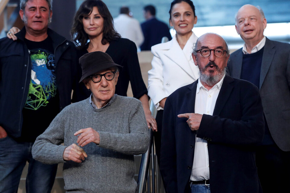 Woody Allen en San Sebastián junto al productor Jaume Roures y su elenco. (Fuente: EFE)