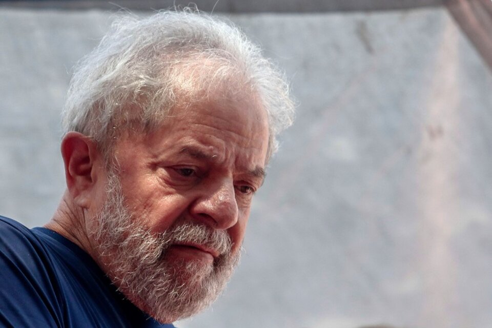 Lula el 7 de abril de 2018, cuando fue a prisión.  (Fuente: NA)