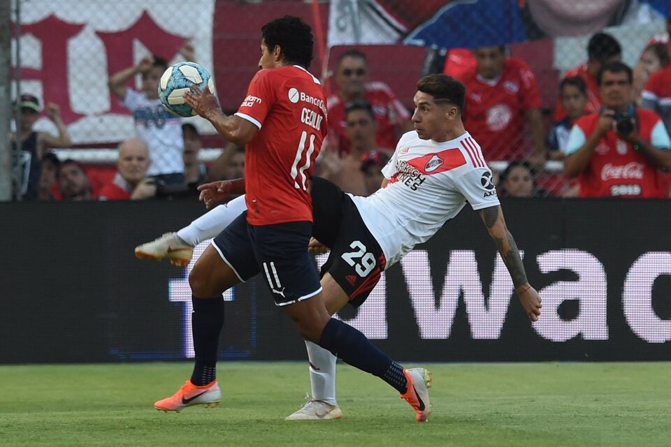 Montiel, el domingo pasado vs. Cecilio Domínguez, de Independiente. (Fuente: Twitter River)
