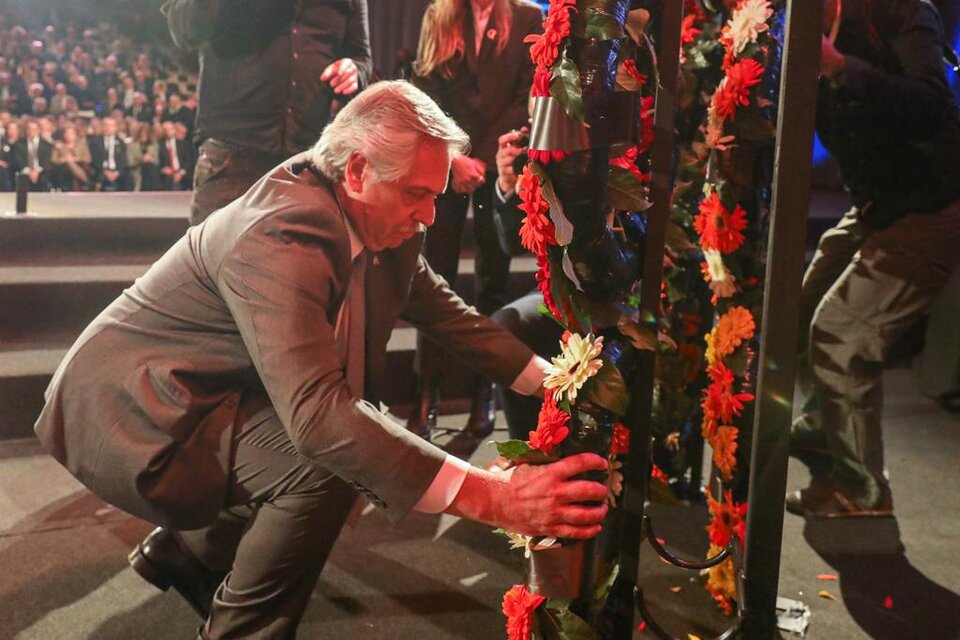 Alberto Fernández coloca la ofrenda floral en el Museo Yad Vashen.