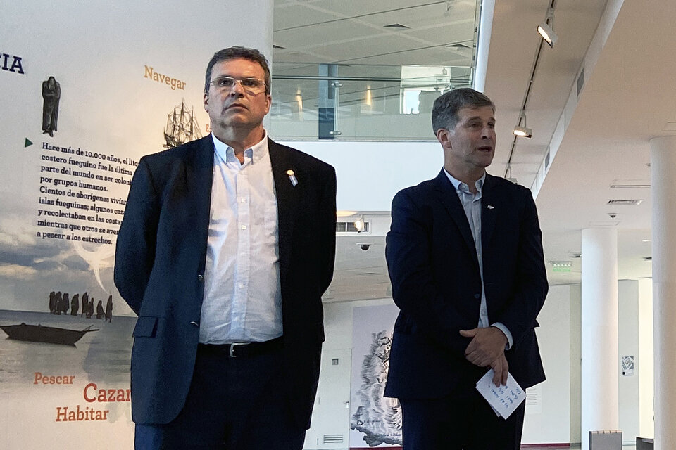 "Que el museo vuelva a ser el que era", se propuso Esteban, acompañado por el ministro Bauer. (Fuente: Verónica Martínez)
