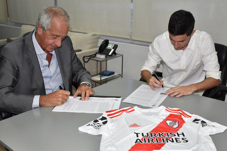 Nacho Fernández firma su nuevo contrato con River Plate junto al titular Jorge D'Onofrio. (Fuente: Foto Prensa River)