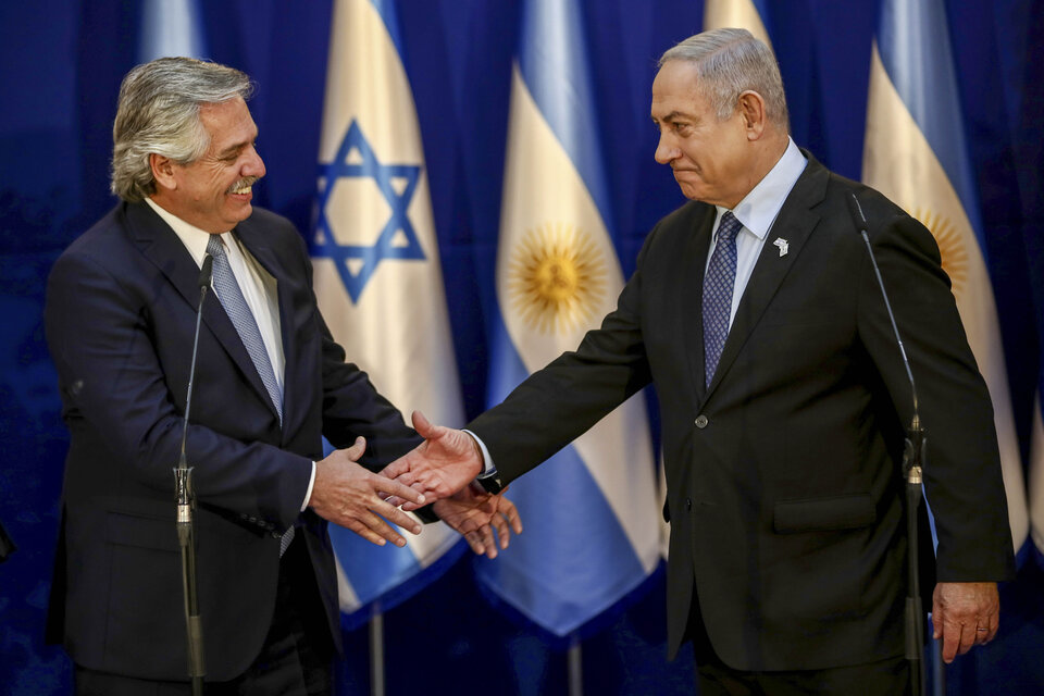 El saludo entre Alberto Fernández y Benjamin Netanyahu. (Fuente: Télam)