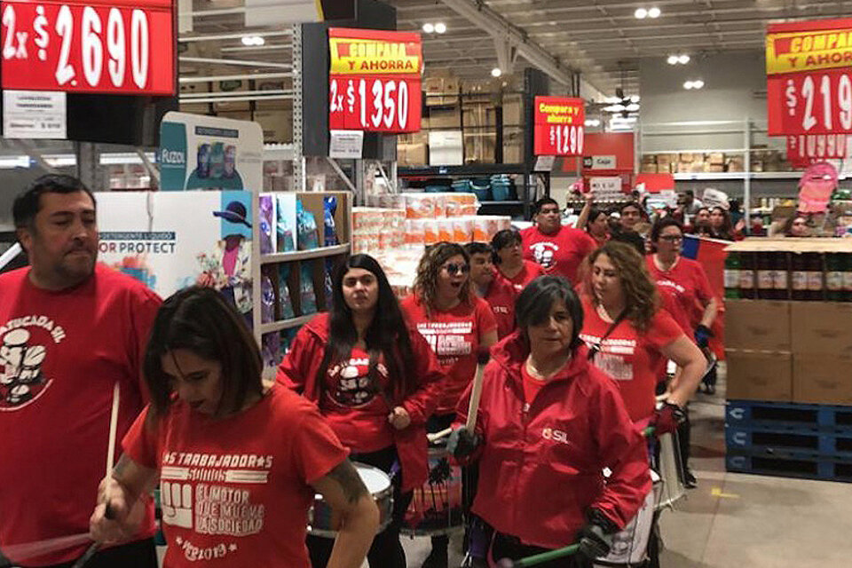 Empleados protestan y exigen aumentos salariales en un Walmart chileno.
