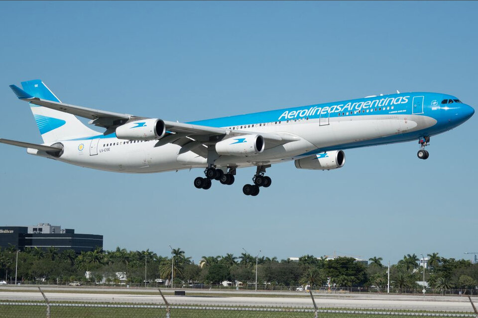 Aerolíneas Argentinas habilitó a las agencias de viaje a emitir sus pasajes en dólares. 