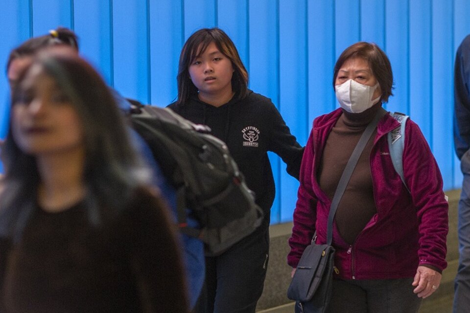 Una mujer llega desde China a Los Ángeles, donde se implementan controles sanitarios a vuelos desde Asia.  (Fuente: AFP)