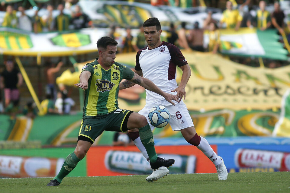 Andrada cubre la pelota ante la marca de Muñoz. Ganó Aldosivi. (Fuente: Télam)