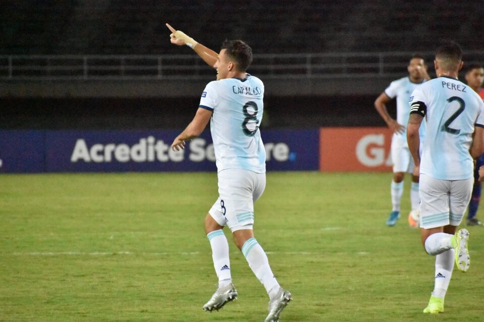 Capaldo celebra su gol, el que abrió el camino de la victoria argentina. (Fuente: Prensa AFA)