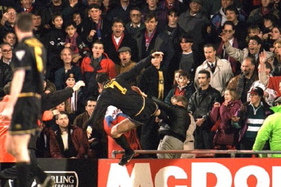 Una imagen icónica: Cantona ataca al hooligan del Crystal Palace  (Fuente: Twitter)
