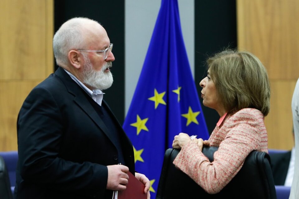 Kyriakides (derecha) dialoga con Frans Timmermans, número dos de la Comisión Europea.  (Fuente: AFP)