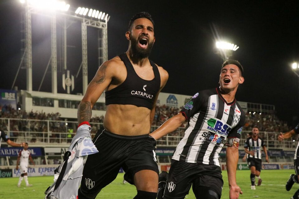 Herrera festeja el 1-0, de penal, en el minuto 93.  (Fuente: Twitter Central Córdoba (SdeE).)