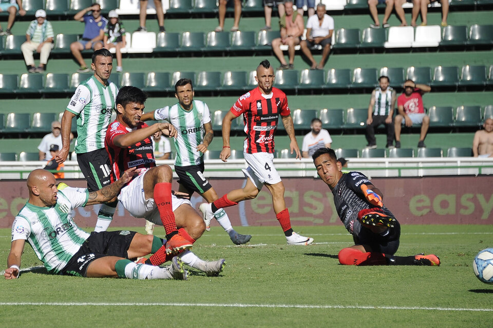 Marín es marcado por Junior Arias. Banfield y Patronato igualaron 3-3. (Fuente: Fotobaires)