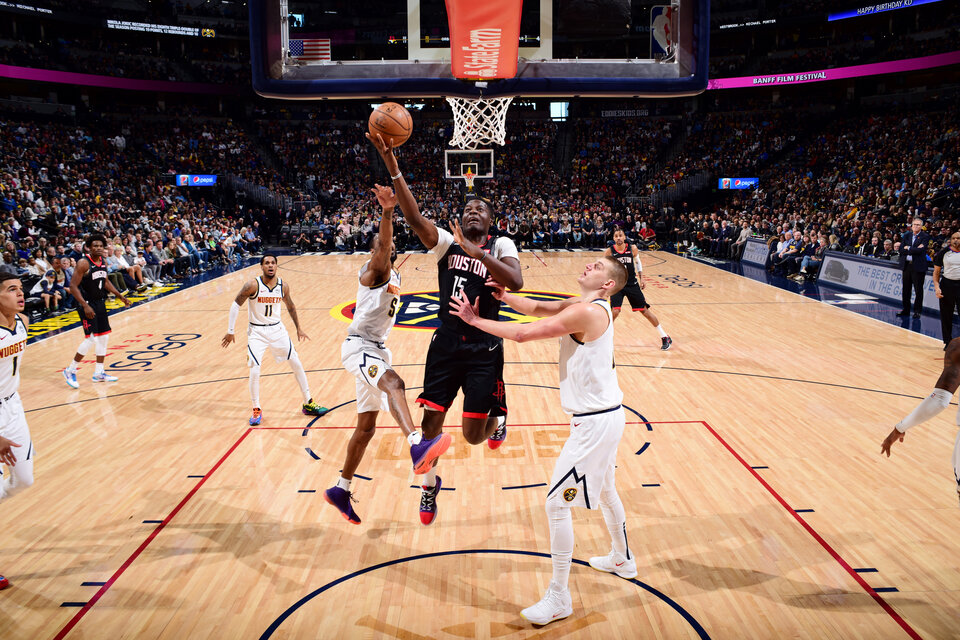 Houston y Denver comenzaron a jugar, pese a la muerte de Kobe Bryant. (Fuente: AFP)