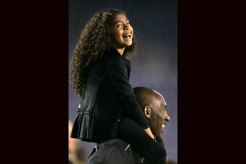 Gigi Bryant en los hombros de su padre. Era la debilidad de Kobe. (Fuente: AFP)