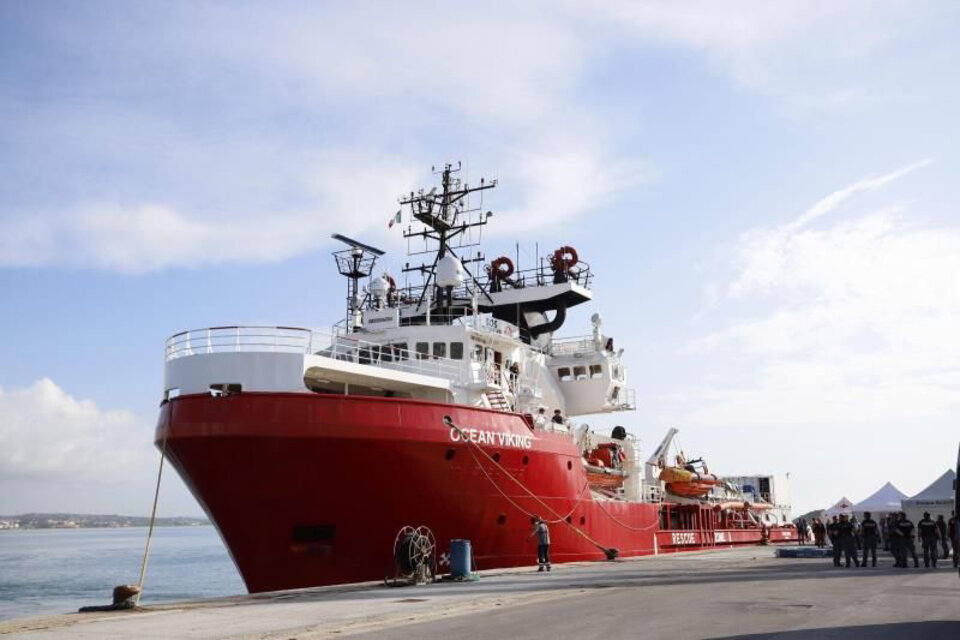 El buque Ocean Viking lleva a bordo 223 inmigrantes salvados frente a la costa de Libia.  (Fuente: EFE)