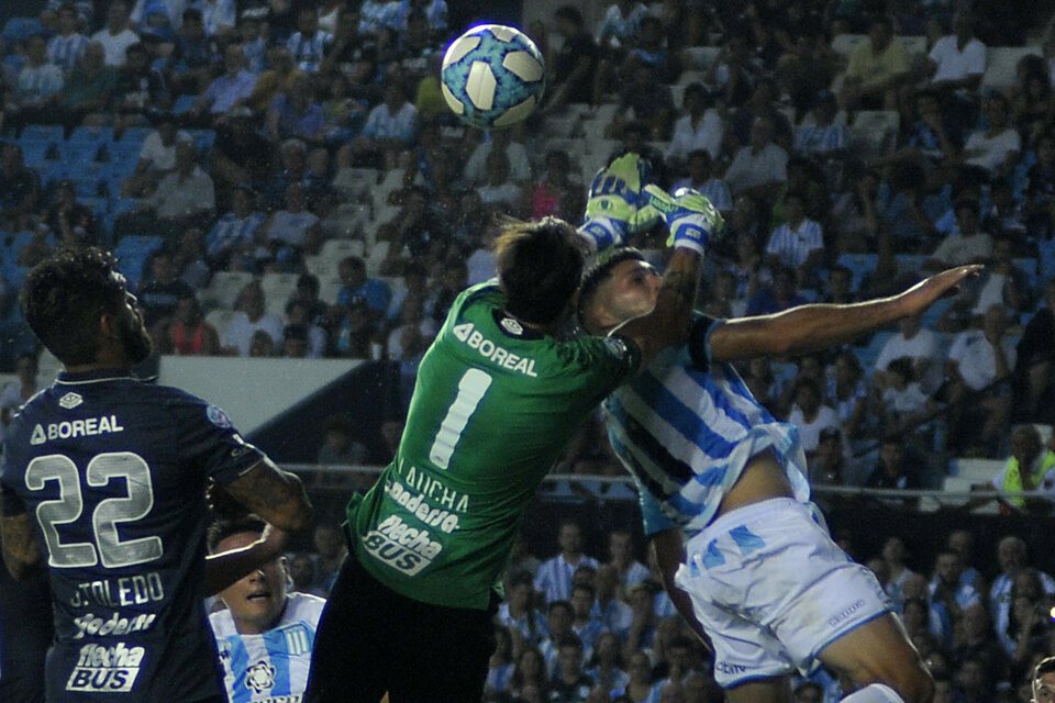 Lucchetti va arriba a pelear la pelota con Martínez. (Fuente: Julio Martín Mancini)