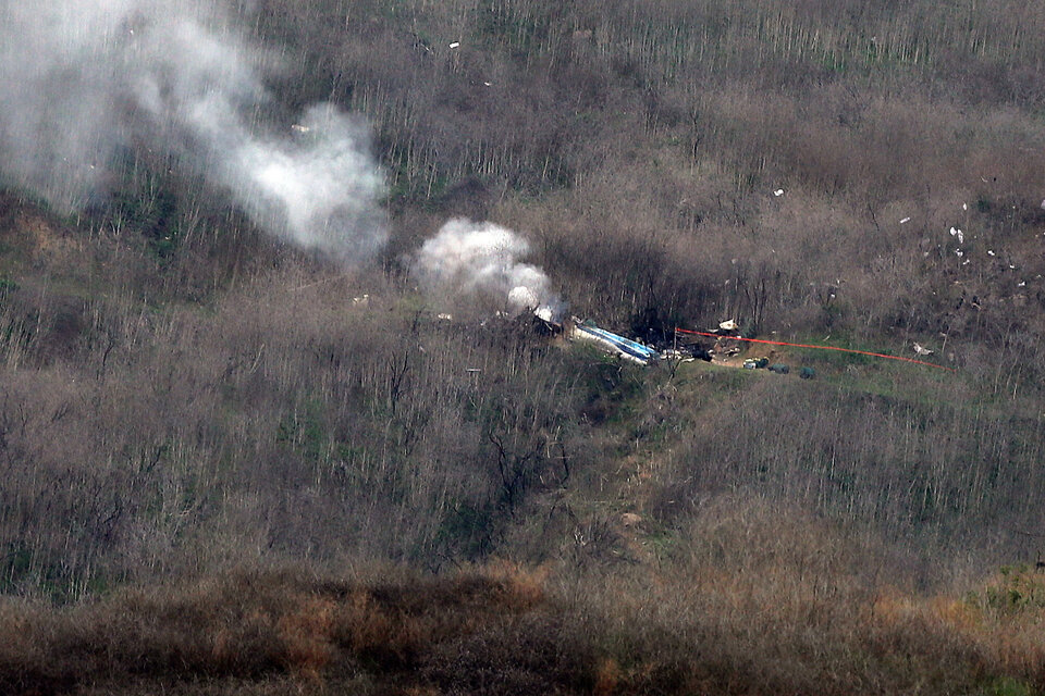 Los restos del helicóptero, en una colina de Calabasas. (Fuente: EFE)