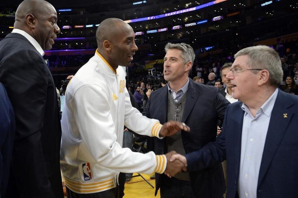 El saludo de Bryant y Bach, en una visita del presidente del COI al Staples Center. (Fuente: AFP)
