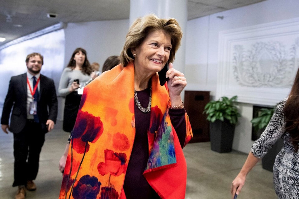 La senadora republicana Lisa Murkowski antes del inicio del juicio político a Trump en el Senado.