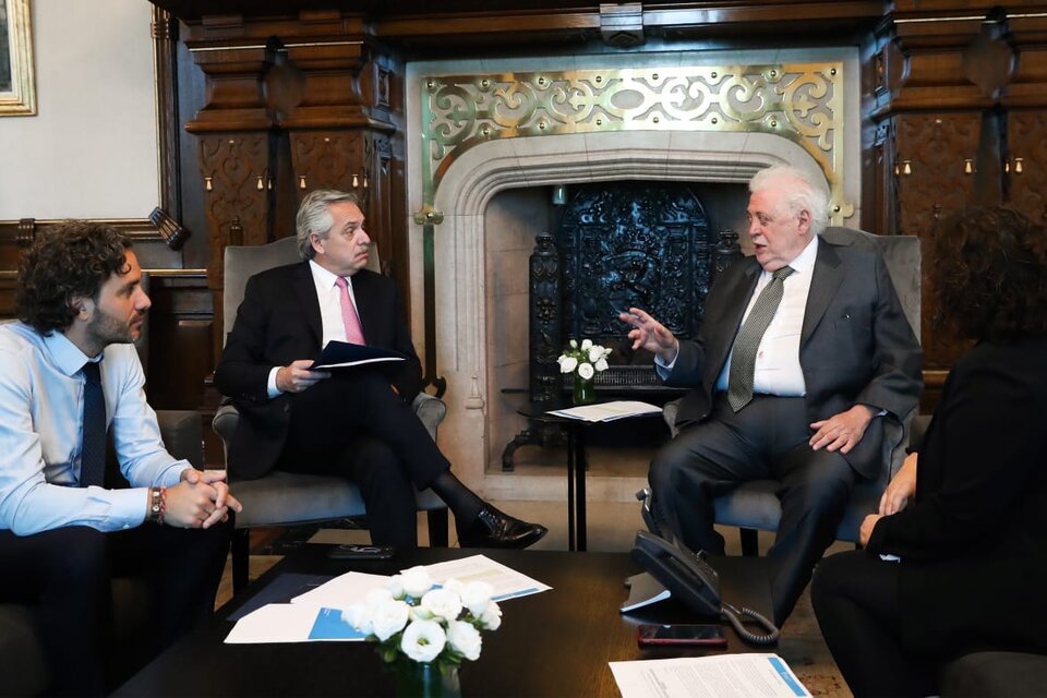 Alberto Fernández junto a Santiago Cafiero durante la reunión en la que Ginés González García le informó sobre el coronavirus.