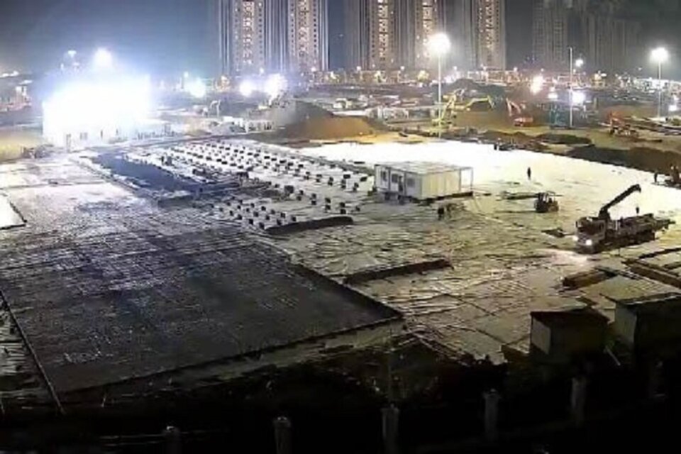 Los obreros trabajan día y noche en Wuhan.  (Fuente: Captura de pantalla)