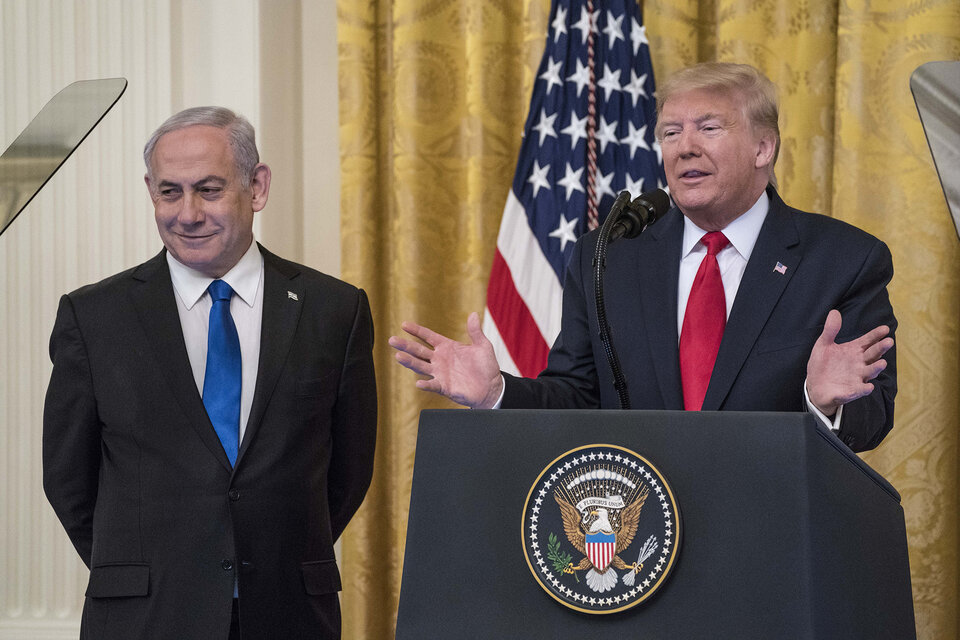 Trump expone y Netanyahu sonríe durante la presentación del plan de paz en la Casa Blanca. (Fuente: AFP)