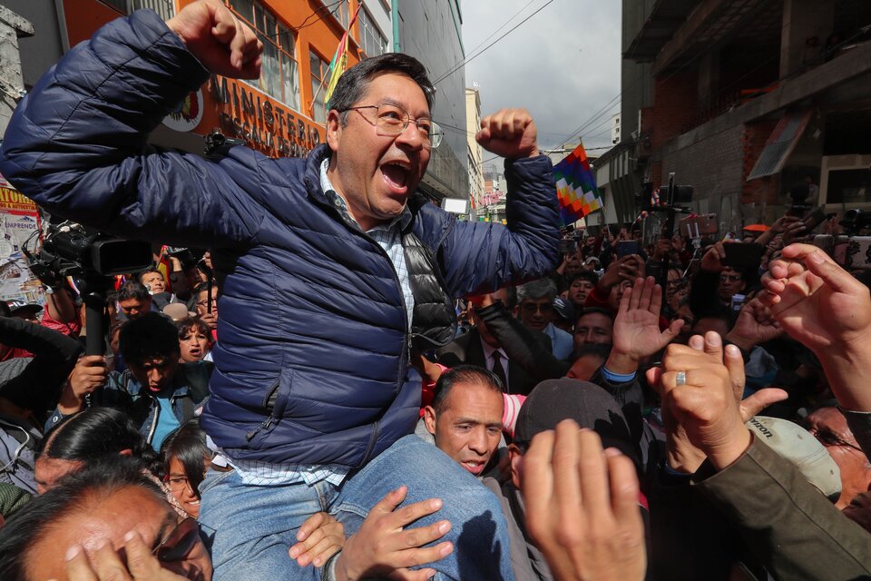 Luis Arce es llevado en andas en La Paz tras conocerse la suspención de su audiencia judicial. (Fuente: AFP)