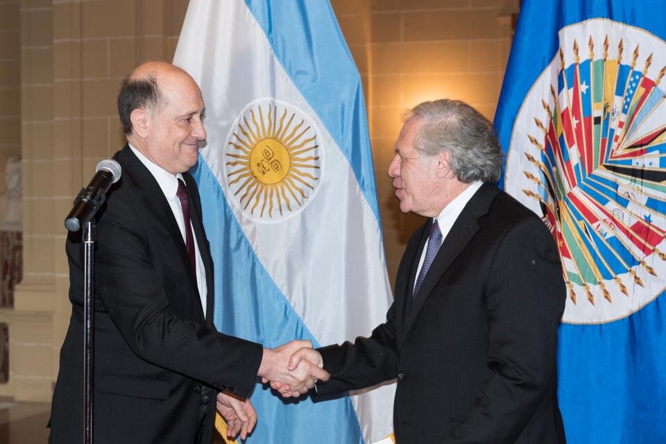 El momento en que Daniel Raimondi asumía su insólito nombramiento en la OEA, saludando a Luis Almagro.