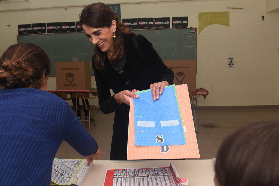 La precandidata a gobernadora María Eugenia Bielsa votó en la ciudad de Rosario. (Imagen: Télam.)