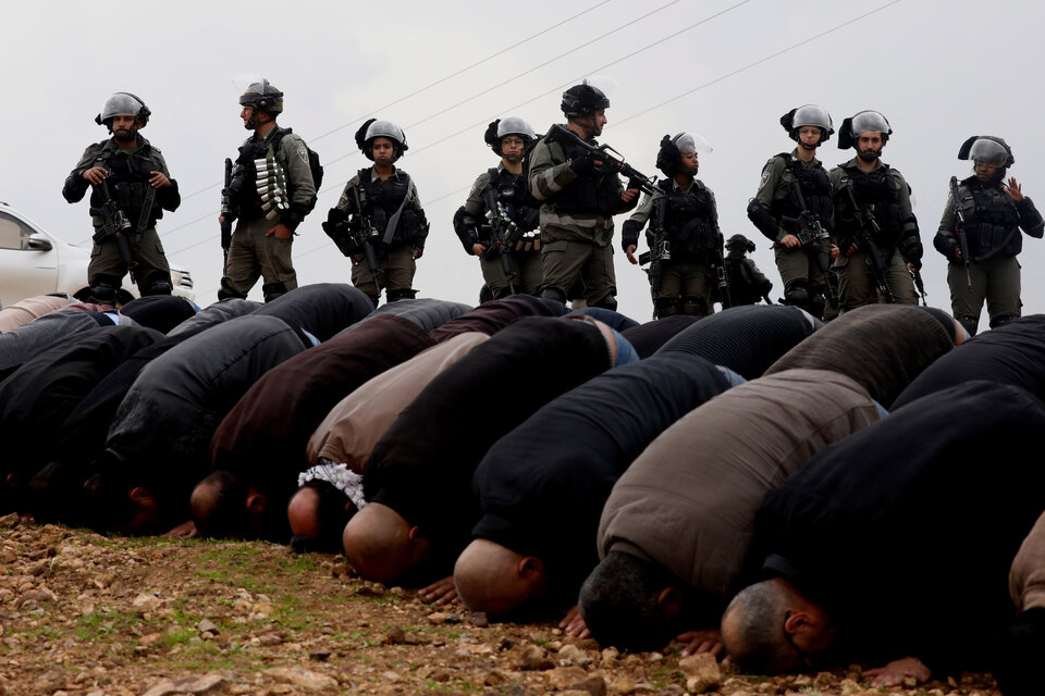 Palestinos rezan durante una protesta en Tubas, Cisjordania.  (Fuente: AFP)