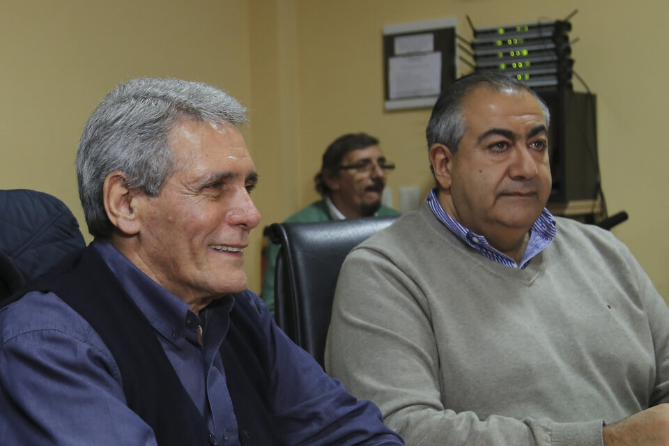 Los cosecretarios de la CGT, Carlos Acuña y Héctor Daer, analizarán la política económica del gobierno. (Fuente: NA)