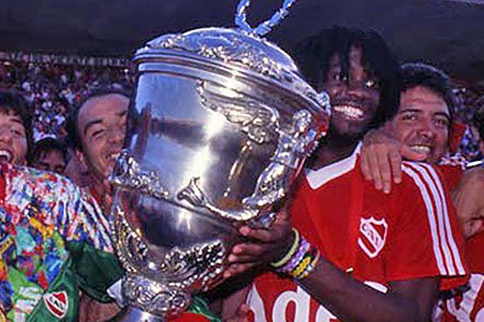 El Palomo Usuriaga, con la Supercopa del '95.