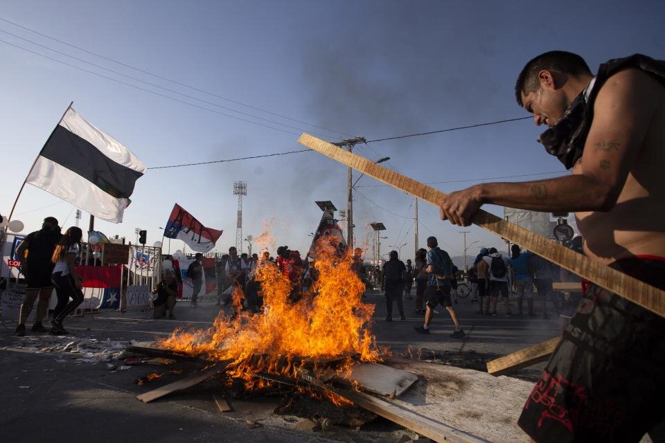 Manifestantes incendian una construcción cerca del estadio Monumental como protesta por el asesinato del hincha de Colo Colo. (Fuente: AFP)